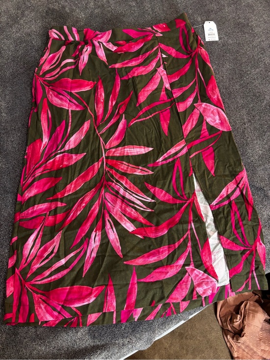 Time and Tru Dresses & Skirts - NWT Tropical Pink Leaf Midi Skirt